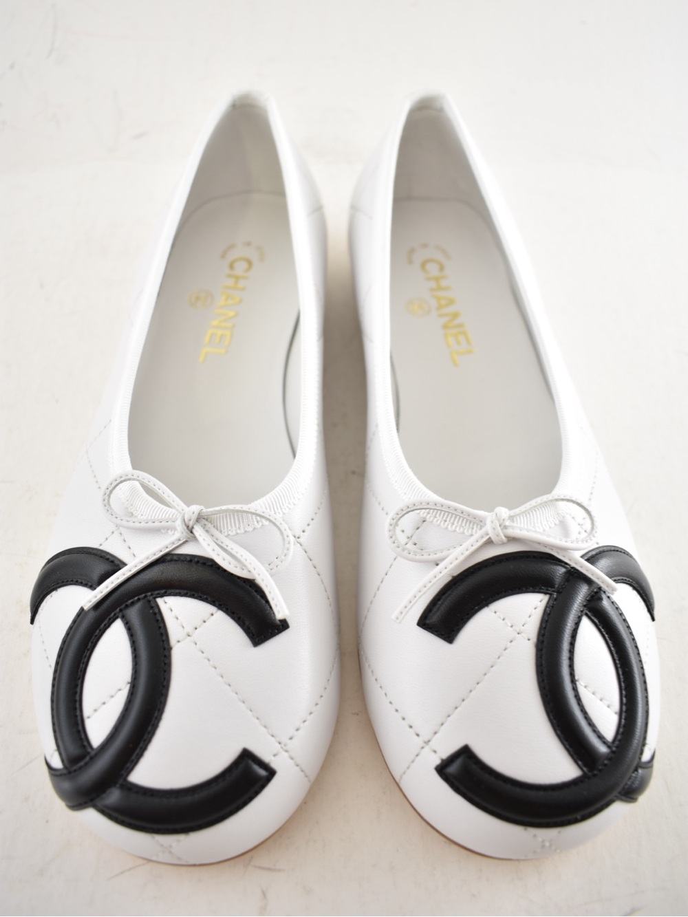 Chanel 26M Coco Beach Cambon White Black CC XL Logo Ballet Ballerina Flat 38 - Picture 12 of 15